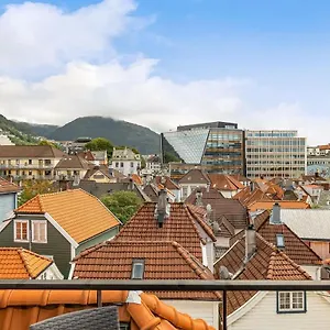 Dinbnb I Historical Two-floor With Rooftop Panorama I 1645 Heritage Bergen